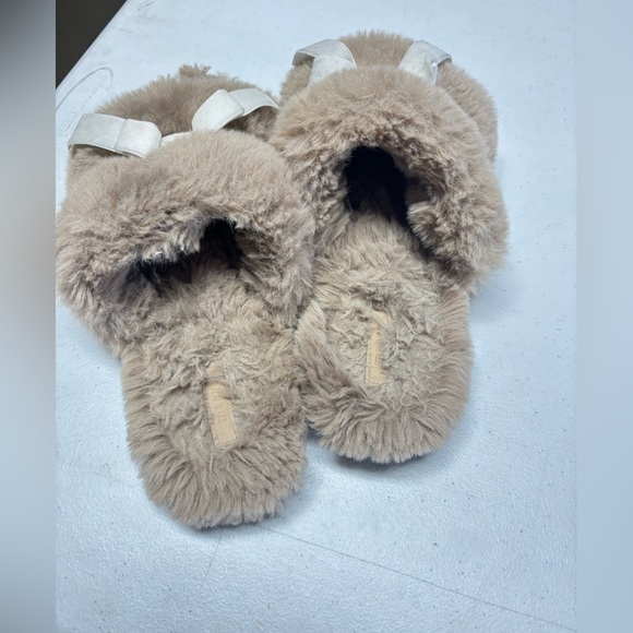 Maeve Fuzzy Slippers with White Bow Size 9 - Picture 7 of 9